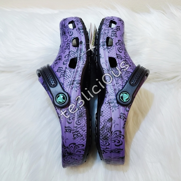 DISNEY PARKS GLOW IN THE DARK HAUNTED MANSION CROC - Picture 7 of 9